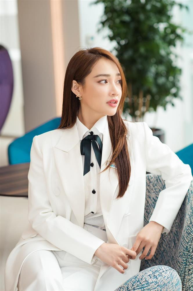 Nhã Phương sinh năm 1990, là diễn viên nổi tiếng showbiz Việt. Cô góp mặt trong nhiều bộ phim được khán giả yêu thích như Vừa Đi Vừa Khóc, Tuổi Thanh Xuân, Ngày Ấy Mình Đã Yêu, Cây Táo Nở Hoa...