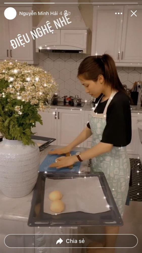 ình ảnh Hòa Minzy khi vào bếp do bạn trai cũ - thiếu gia Minh Hải đăng tải.