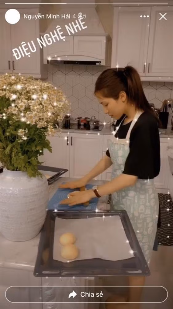 Hình ảnh Hòa Minzy khi vào bếp do bạn trai cũ - thiếu gia Minh Hải đăng tải.