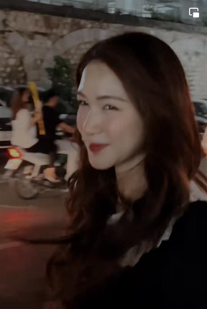 Cứ đến Tết Trung thu, Hòa Minzy đều thuộc top những sao Việt thích chiêu đãi dân tình những khoảnh khắc hóa thân thành nhân vật đặc biệt. Năm ngoái, cô nàng còn gây sốt khi cosplay chị Hằng và cho con trai hoá thân thành chú Cuội đáng yêu.