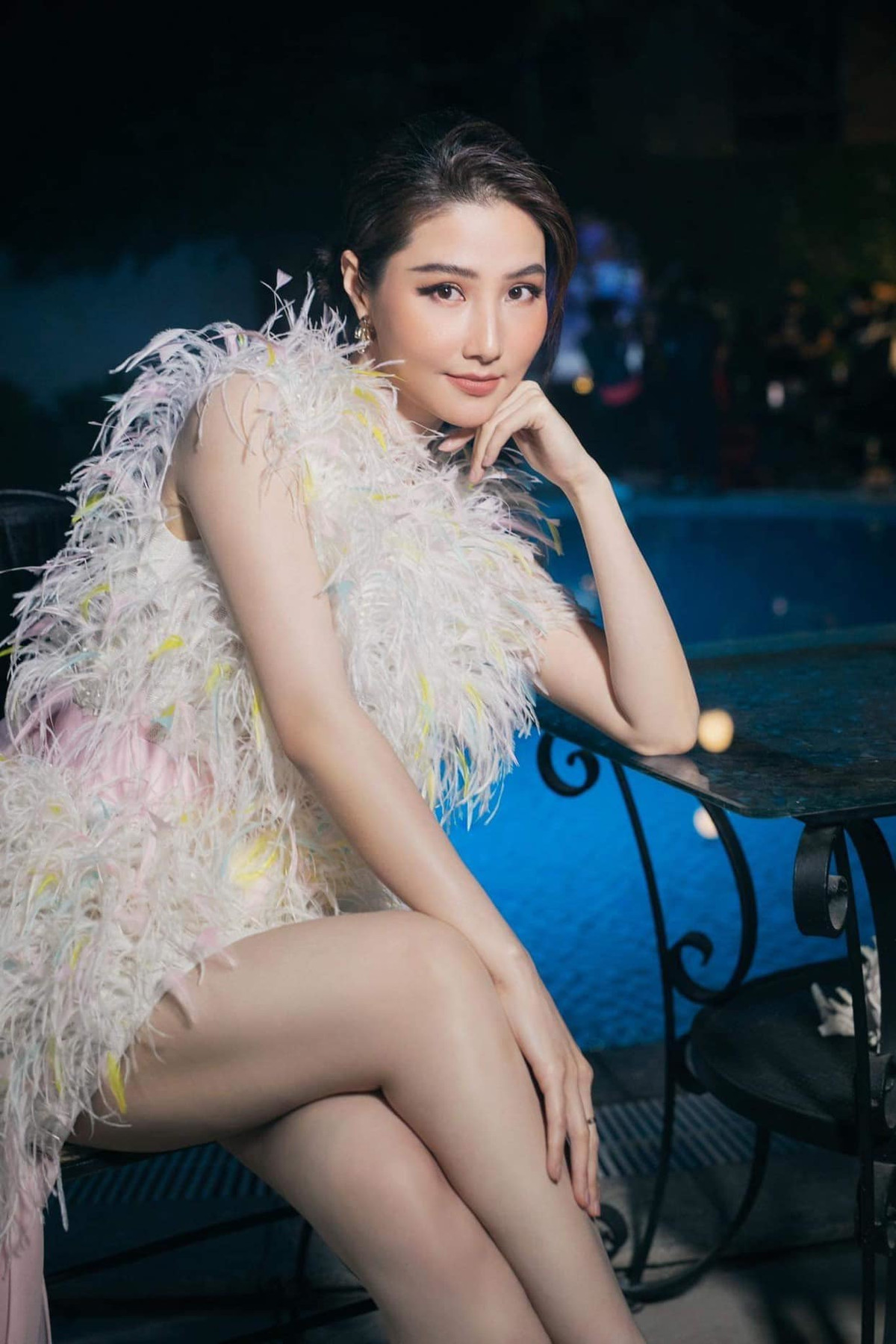 Nữ diễn viên sinh năm 1990 rất chú trọng trang phục đi dự sự kiện và luôn lăng xê những chiếc đầm với chất liệu mỏng rủ với khoảng hở đắt giá để khoe đường cong quyến rũ.