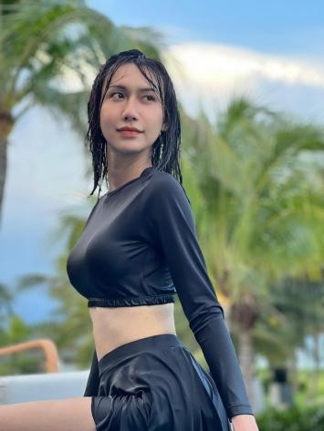 iọng ca 8x diện bikini hai mảnh kín đáo vẫn khéo khoe cặp tuyết lê căng đét khác hẳn loạt ảnh street style mới nhất.