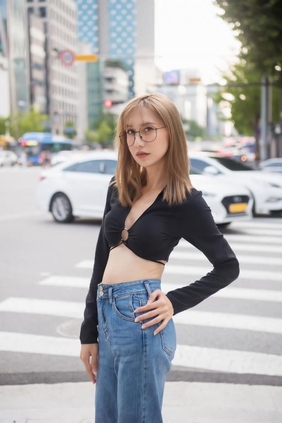 au khi "come-out", Lynk Lee công khai diện mạo mới gây bất ngờ. Trải qua nhiều cuộc phẫu thuật đau đớn mới đây, nữ ca sĩ chi thêm 300 triệu đồng phẫu thuật thanh quản để hoàn toàn trở thành quý cô dù cho có thể giọng hát sẽ bị thay đổi.