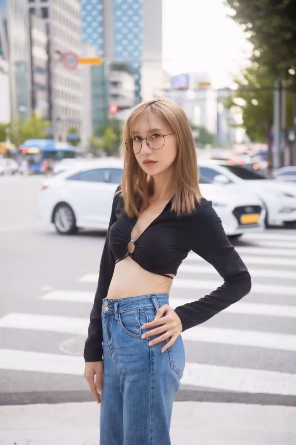 Sau khi "come-out", Lynk Lee công khai diện mạo mới gây bất ngờ. Trải qua nhiều cuộc phẫu thuật đau đớn mới đây, nữ ca sĩ chi thêm 300 triệu đồng phẫu thuật thanh quản để hoàn toàn trở thành quý cô dù cho có thể giọng hát sẽ bị thay đổi.