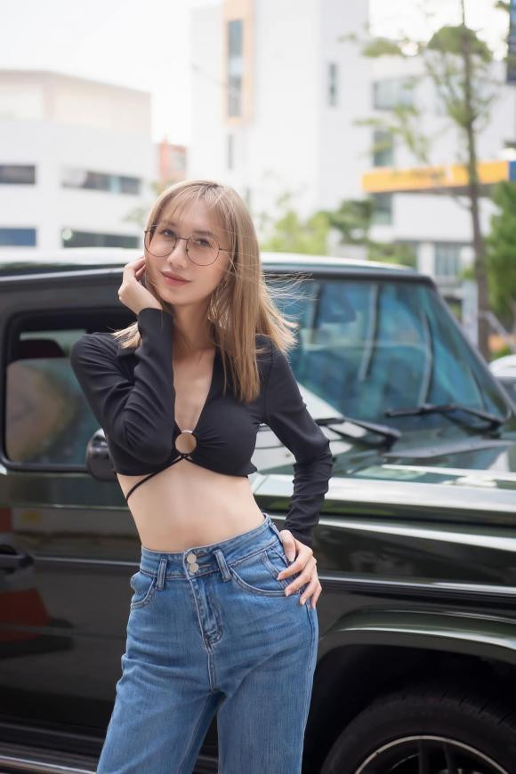 iờ đây, Lynk Lee hoàn toàn tự tin xuống phố với loạt trang phục hở bạo, khoe street style sành điệu, gợi cảm chẳng thua kém mỹ nhân Vbiz nào.