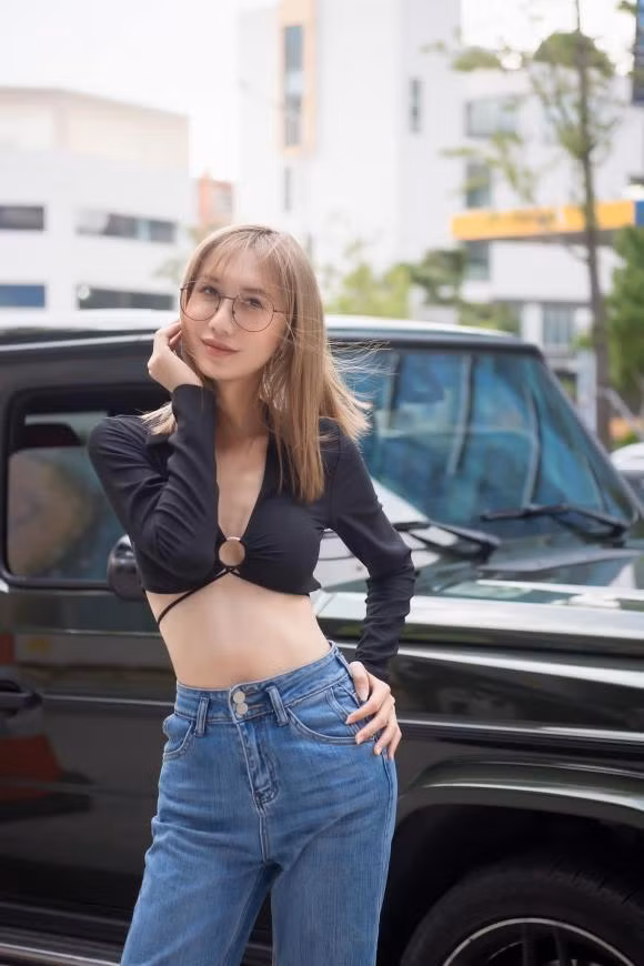 Giờ đây, Lynk Lee hoàn toàn tự tin xuống phố với loạt trang phục hở bạo, khoe street style sành điệu, gợi cảm chẳng thua kém mỹ nhân Vbiz nào.