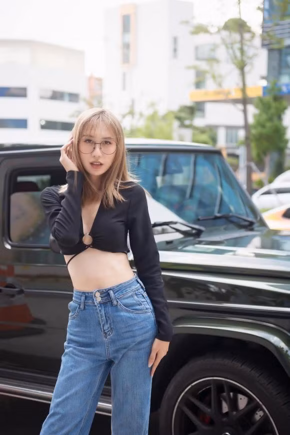 Size ngực của cô bị soi từ "vựa bưởi xuống vựa cam" nhỏ nhắn hơn hẳn.