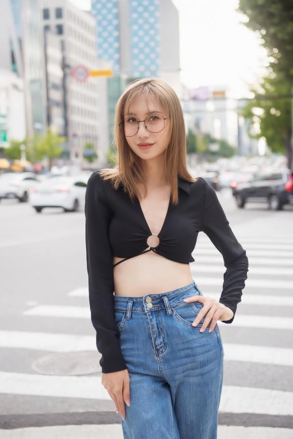 iọng ca "Tạm Biệt Nhé" cũng vừa xả kho loạt ảnh mặc áo croptop, xẻ ngực sâu hút phối cùng quần jeans cạp cao khoe vóc dáng mảnh mai.
