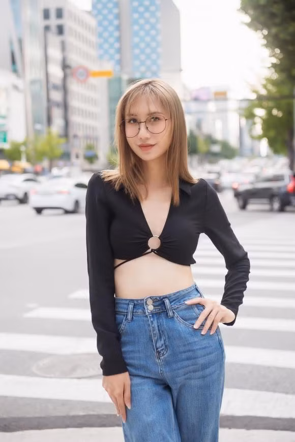 Giọng ca "Tạm Biệt Nhé" cũng vừa xả kho loạt ảnh mặc áo croptop, xẻ ngực sâu hút phối cùng quần jeans cạp cao khoe vóc dáng mảnh mai.