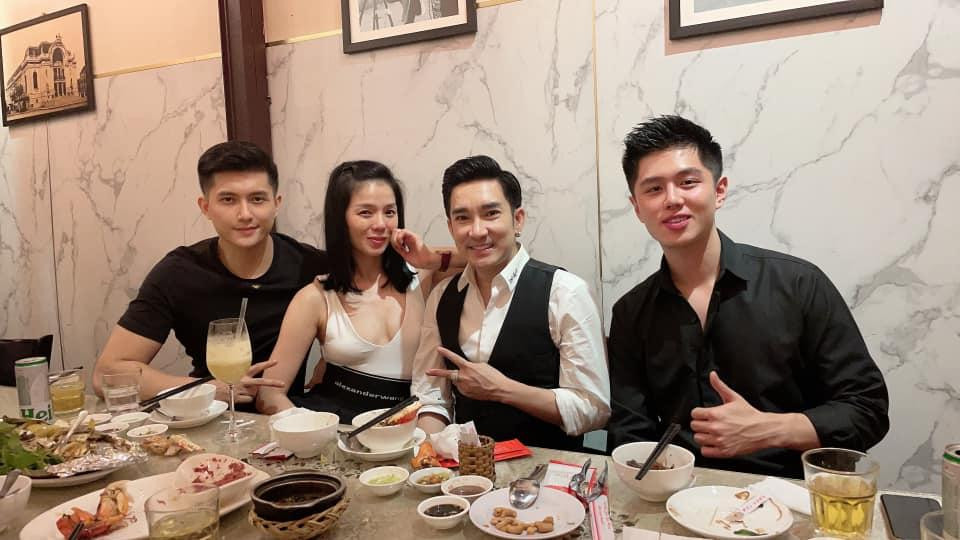 ay trong những buổi tụ họp cùng bạn bè, Lệ Quyên cũng thản nhiên thả rông để lộ vòng 1 lệch lạc, kém đẹp.