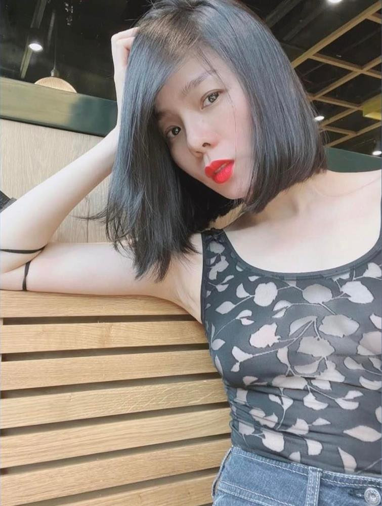 áng nói, vòng 1 của Lệ Quyên vốn cũng nhỏ bé và kém săn, hoàn toàn không thích hợp với xu hướng này.