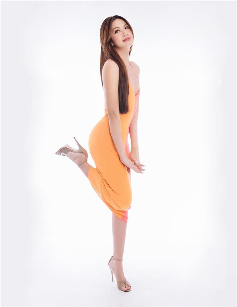 hờ có đường cong ngày càng nữ tính, giọng ca sinh năm 1993 chăm diện váy bodycon để tôn hình thể thay vì các loại đầm xòe.