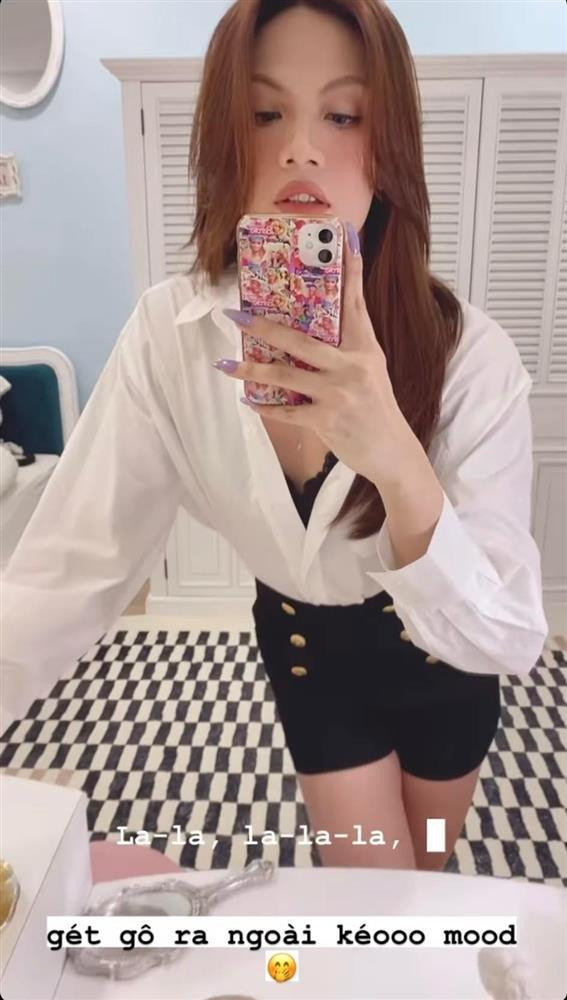 Trong story mới nhất, Đào Bá Lộc lên đồ đi chơi với áo sơ mi trắng và quần short đen rất basic. Tuy nhiên, Luna Đào tăng độ sexy khi phanh cúc áo, để lộ nội y ren đen siêu quyến rũ và zoom ống kính cận cảnh.