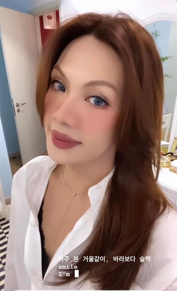 br/> Công khai come out từ năm 2017 nhưng phải đến 2 năm gần đây, Đào Bá Lộc mới thay đổi diện mạo như một quý cô thực thụ. Trên hành trình sống đúng với giới tính, Đào Bá Lộc bắt đầu với phong cách unisex và dần dần thử sức với đồ nữ như váy hay đồ lót nhưng phải kín đáo. Tuy nhiên càng ngày, Luna Đào càng sexy hơn. Thậm chí mới đây, cô nàng còn phanh ngực áo sơ mi, để lộ nội y cực kỳ quyến rũ.