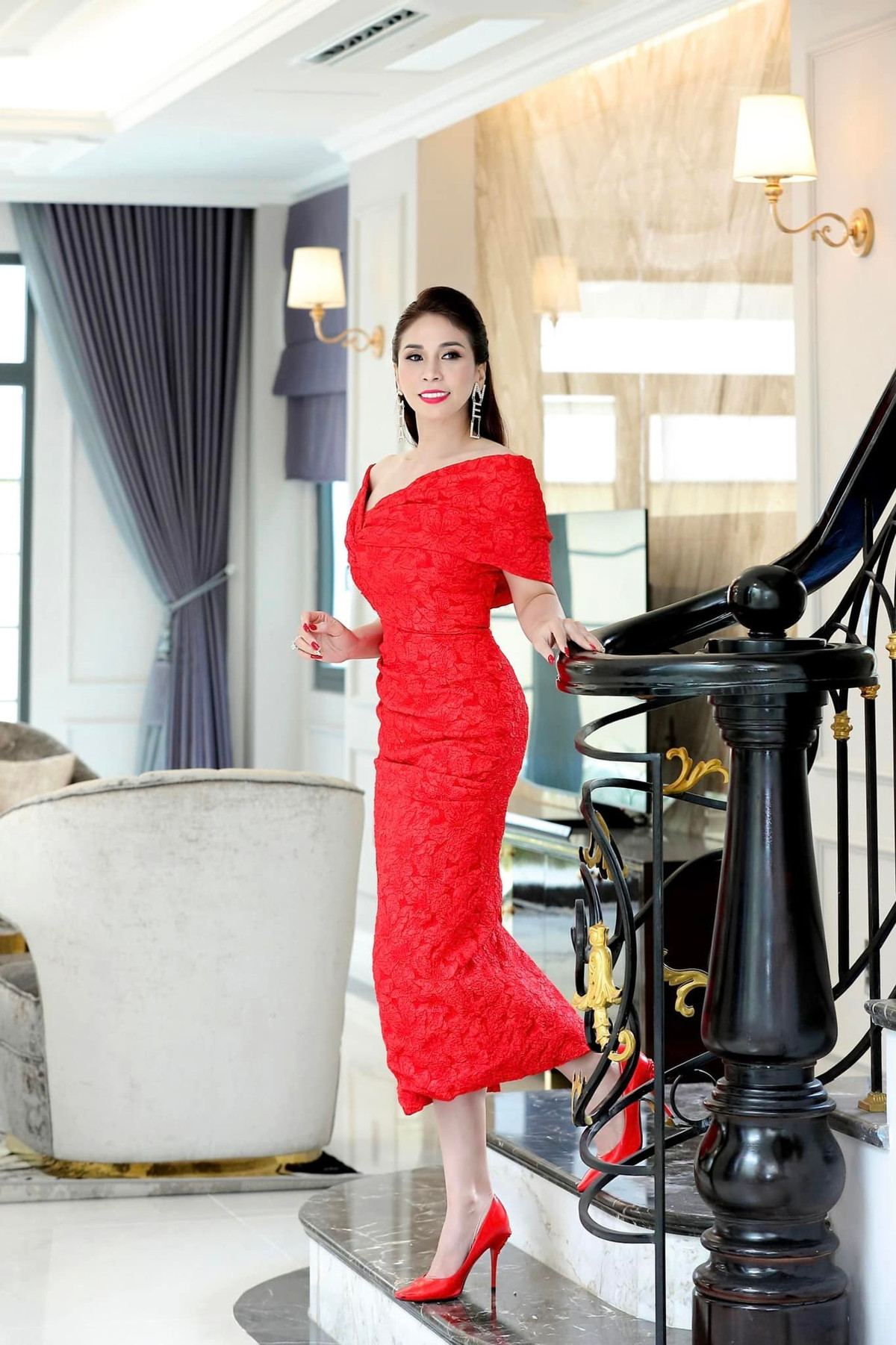 Lý Hương khoe dáng trong biệt thự sang trọng.