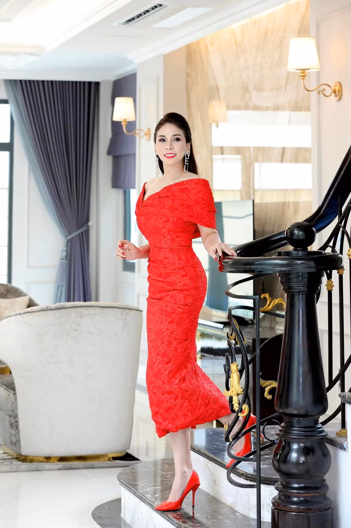 Lý Hương khoe dáng trong biệt thự sang trọng.