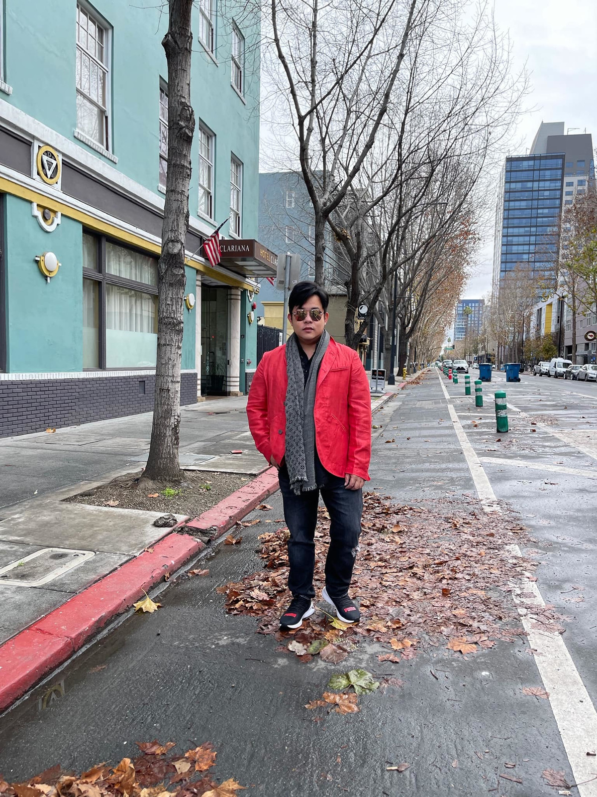 Quang Lê dạo phố ở Mỹ.