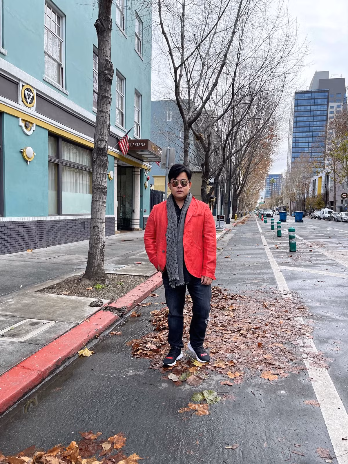 Quang Lê dạo phố ở Mỹ.