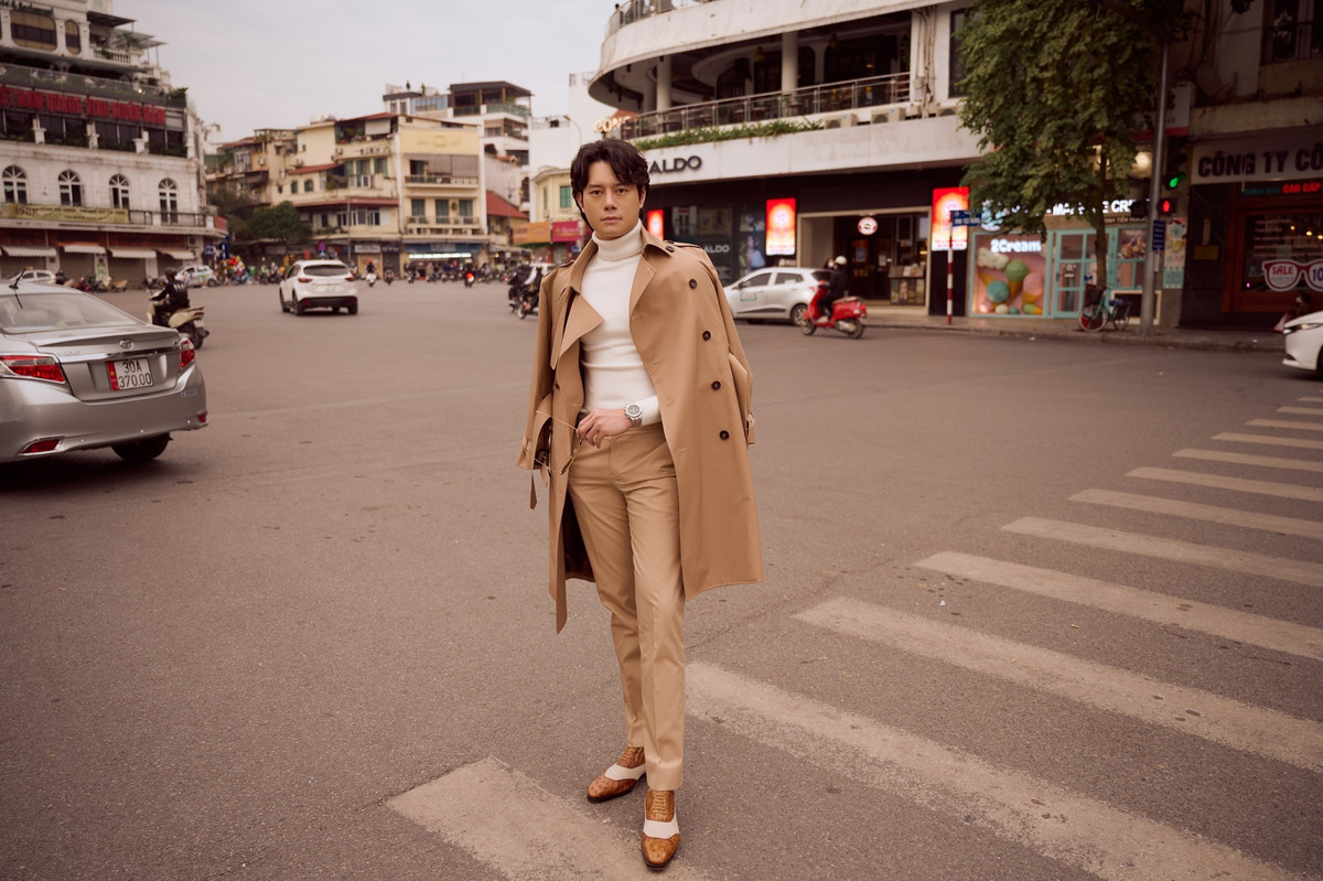 Diễn viên Anh Dũng dạo phố.