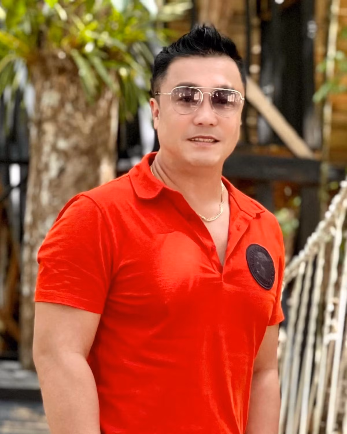 Nghệ sĩ Lý Hùng không hẹn mà mặc trang phục đỏ giống em gái Lý Hương.