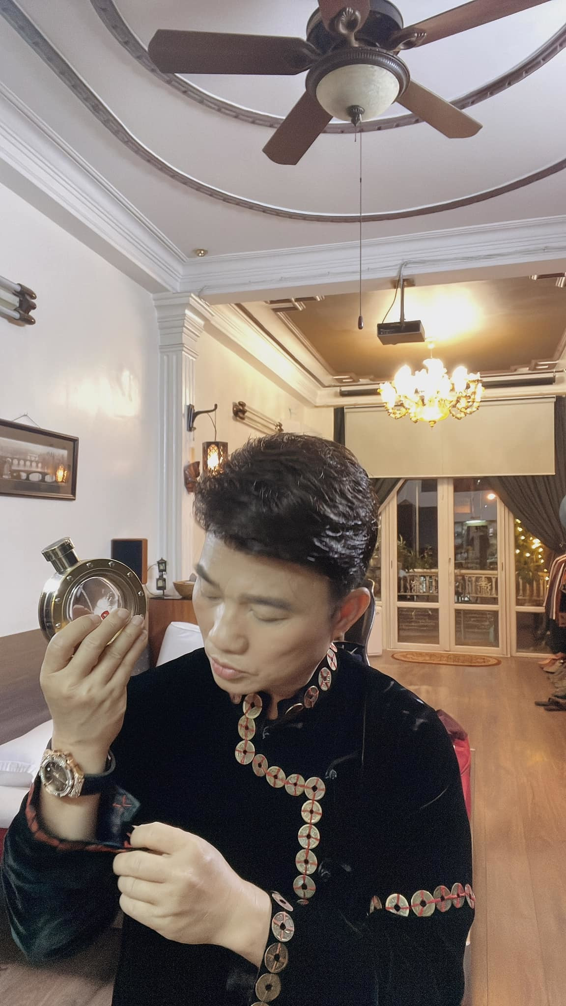 Quang Linh hài hước: "Phải lấy kim chỉ ra khâu lại, không thì rơi rớt hết tiền ngày đầu 2022".