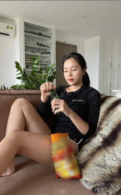 Trước đó, cô cũng vài lần bị nhắc nhở cách pose dáng chụp hình hơi thoải mái dẫn đến việc kém duyên.