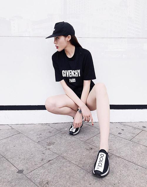 Điển hình như pha mặc quần ngắn cũn còn cố tạo dáng khiến người xem ngỡ không mặc quần.