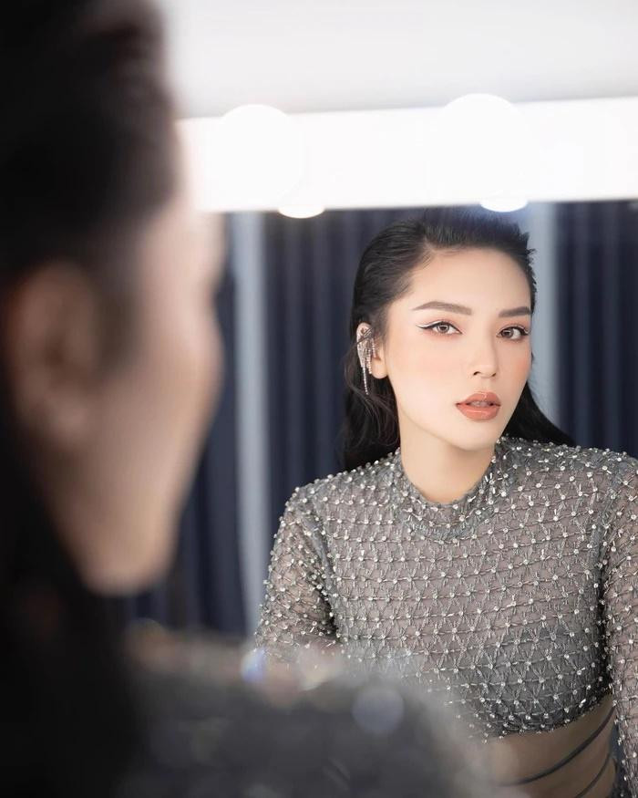 Ấy vậy mà Kỳ Duyên vẫn khiêm tốn: "Chiếc bánh tét bị 'ăn vụng' mất khúc giữa". Kỳ Duyên quả biết cách khiến công chúng ngưỡng mộ, chiếc bánh tét thế này thì ai mà chẳng muốn sở hữu.