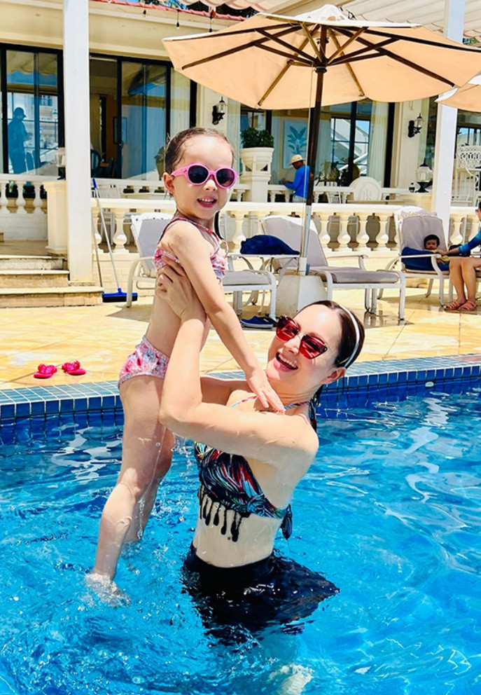 Hồ Ngọc Hà, Lệ Quyên khoe dáng gợi cảm "một chín một mười" - Hình 4 Ho Ngoc Ha, Le Quyen khoe dang goi cam