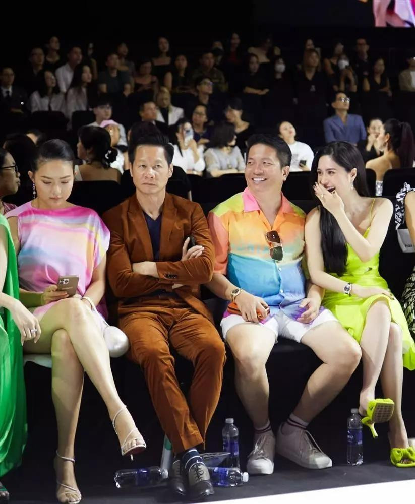 Vài tháng trước, vợ chồng Phan Như Thảo cũng từng góp mặt trong một bức ảnh, làm nên khoảnh khắc "sặc mùi tiền". Đó là hình ảnh cặp đôi nổi tiếng ngồi cạnh vợ chồng Đoàn Di Băng - Nguyễn Quốc Vũ. Hình ảnh 2 cặp vợ chồng trên hàng ghế đầu của một show diễn thời trang khiến nhiều người cảm thấy thích thú.