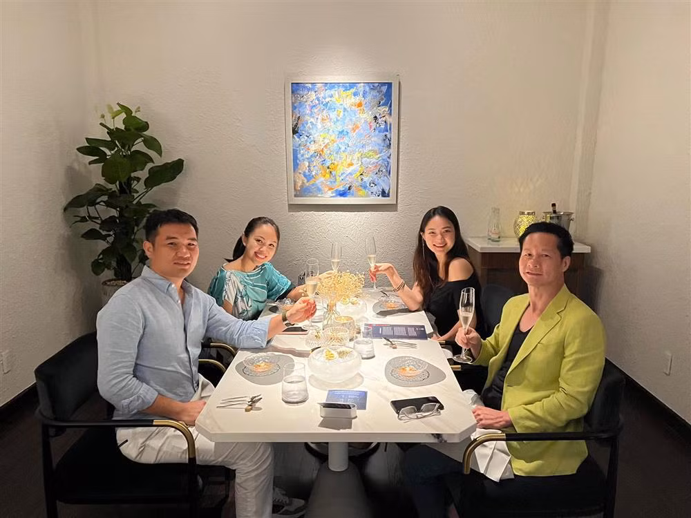 Mới đây, Vân Hugo chia sẻ hình ảnh gây chú ý trên trang cá nhân. Đó là khoảnh khắc vợ chồng cô hội ngộ ăn uống cùng vợ chồng cựu mẫu Phan Như Thảo. Sự thân thiết của 2 gia đình khiến nhiều người cảm thấy bất ngờ, thích thú. Ngoài ra, họ cũng đều được biết đến là những gia đình giàu có của showbiz Việt. 