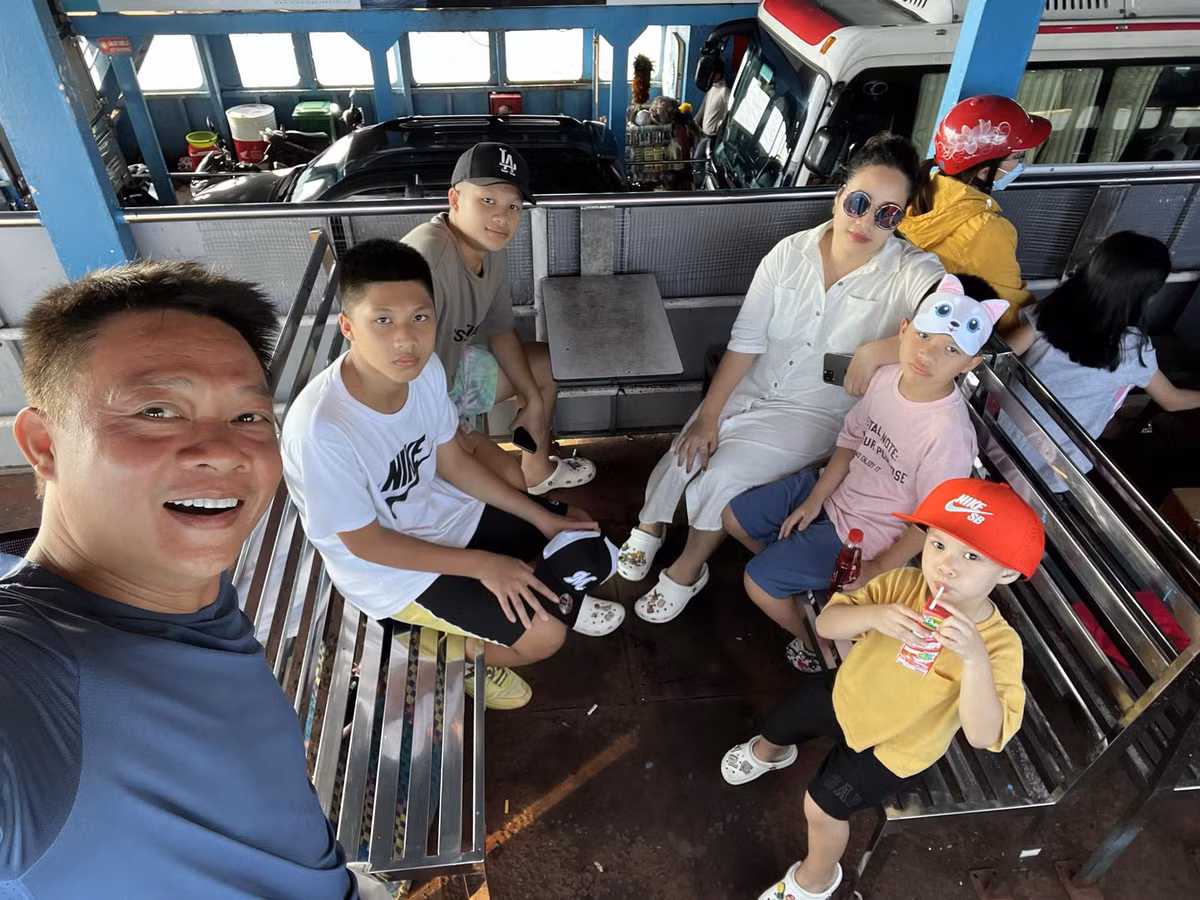 Chuyen di thu vi cua BTV Quang Minh cung vo va 4 con trai-Hinh-2