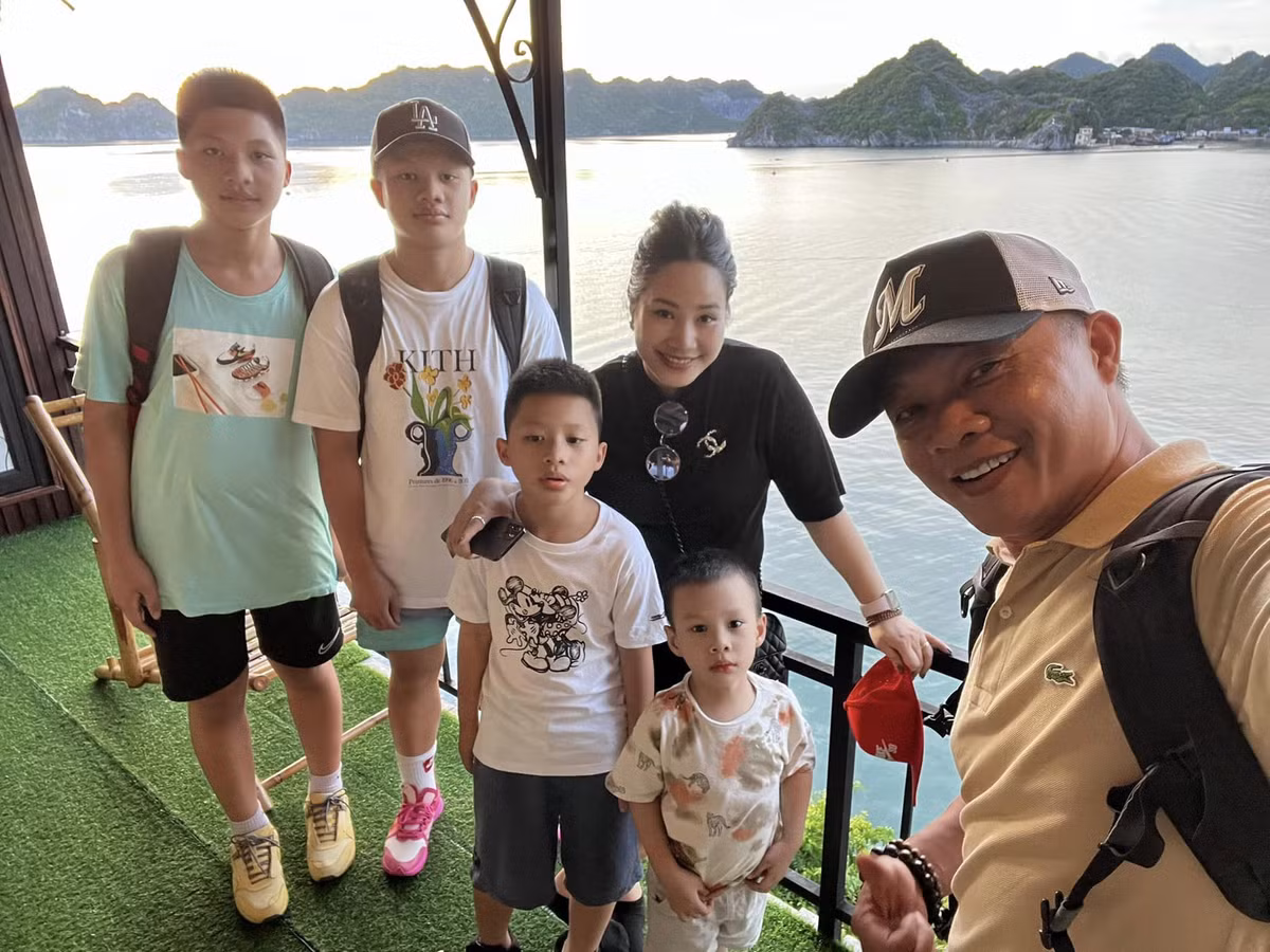 Chuyen di thu vi cua BTV Quang Minh cung vo va 4 con trai