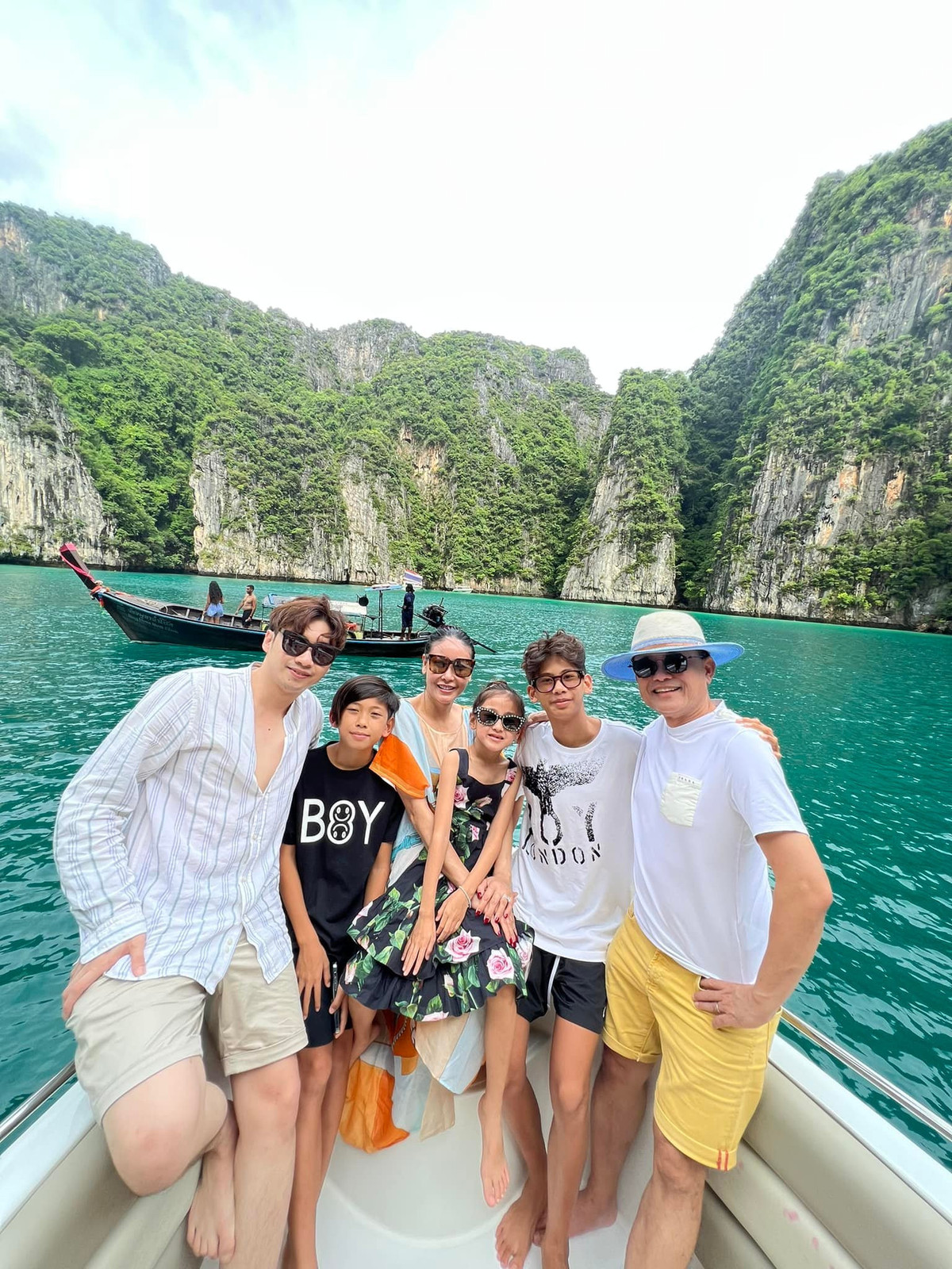 Vo NSND Cong Ly dep buon, Hoa Minzy khoe vai tran goi cam-Hinh-7