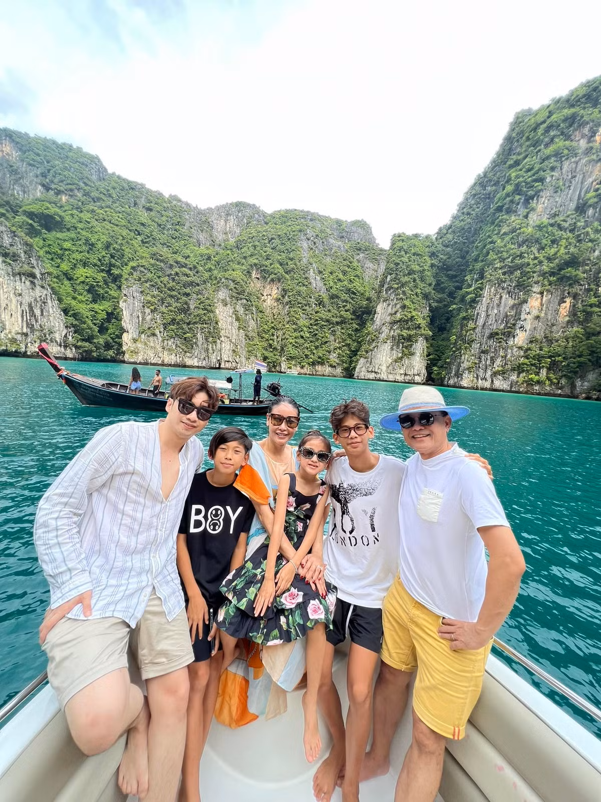 Vo NSND Cong Ly dep buon, Hoa Minzy khoe vai tran goi cam-Hinh-7