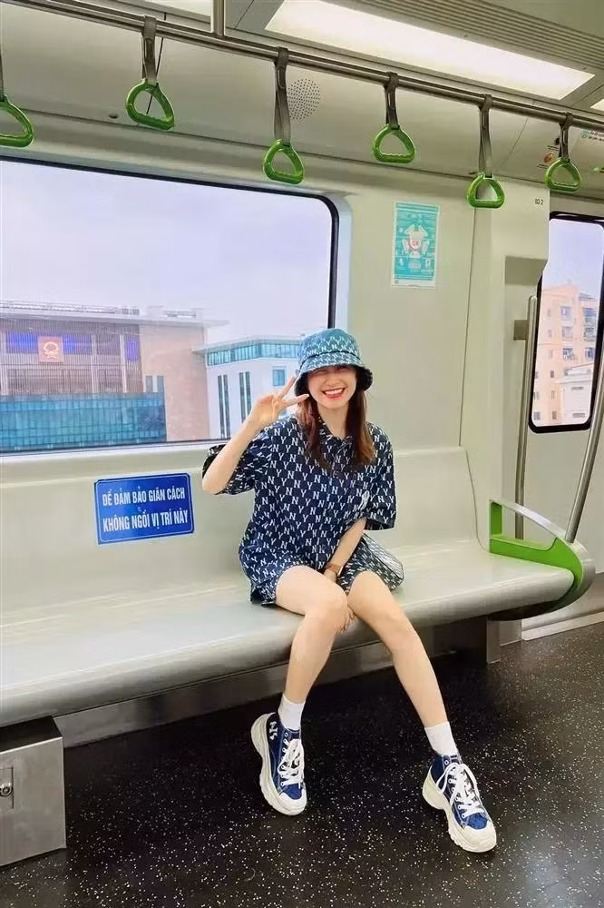 Khoảnh khắc nữ ca sĩ thăm tàu điện Hà Nội, thu hút sự chú ý đặc biệt lại là vóc dáng cò hương. Có thể thấy đôi chân nữ ca sĩ bé tẹo, lộ dấu hiệu sụt cân.