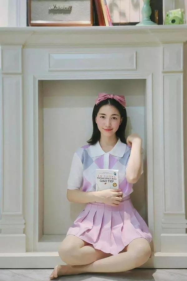 au khi sinh con, Hòa Minzy tuy gặp phải một số vấn đề như rạn da hay tay nổi gân nhưng nhan sắc, vóc dáng và phong cách lại ngày càng lên hương. Đặc biệt nhất là dù đã U30 và có con nhưng nữ ca sĩ lúc nào cũng như một cô nàng tuổi teen.