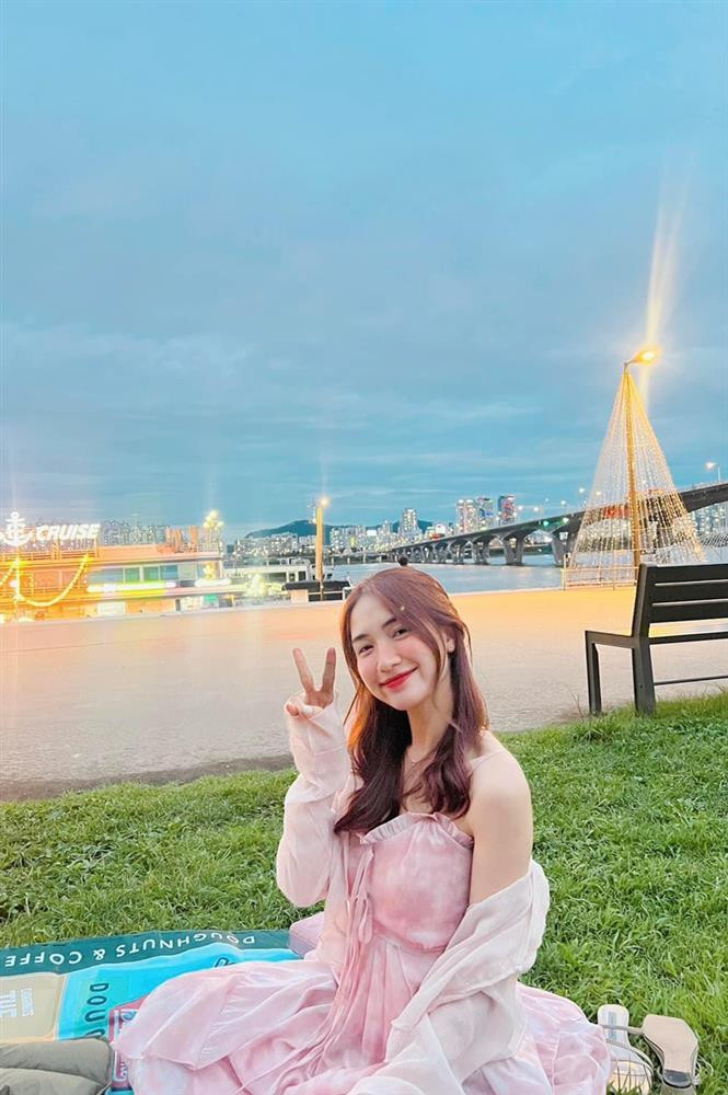 a sĩ Hòa Minzy mặc set váy hồng nhạt ngọt ngào nữ tính. Như thường lệ, gương mặt rạng rỡ tươi rói của mẹ một con khiến dân tình không thể rời mắt.