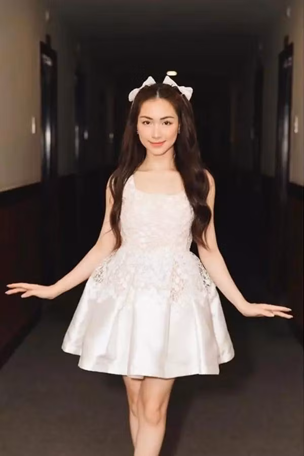 Sở hữu vóc dáng nhỏ bé, người đẹp ít khi mặc hở, trừ khi đi dự sự kiện.