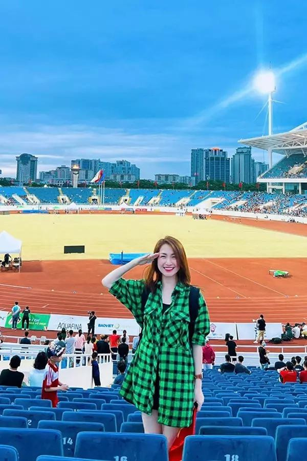 òa Minzy chụp hình nhí nhảnh khi đi xem SEA Games 31 để lộ cánh tay gầy gò.