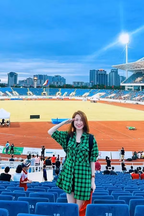 Hòa Minzy chụp hình nhí nhảnh khi đi xem SEA Games 31 để lộ cánh tay gầy gò.