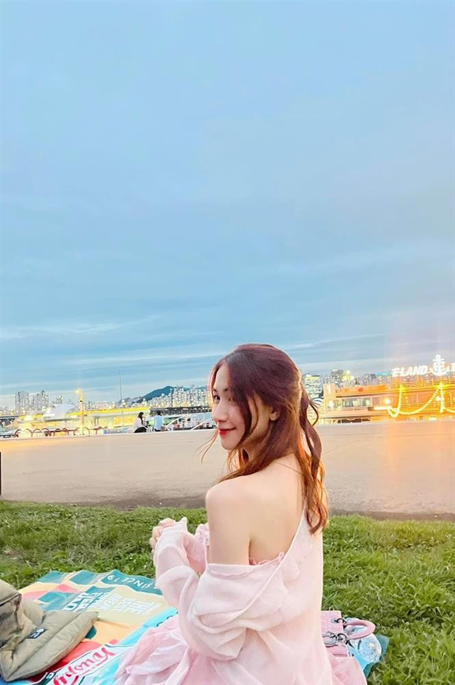 ##ss###style="text-decoration: underline;">Nữ ca sĩ còn cởi áo "hờ hững" khoe bờ vai trần trắng nõn bên sông Hàn, tuy nhiên lại vô tình để lộ nhược điểm hình thể là bờ vai gầy gò, xương xẩu.