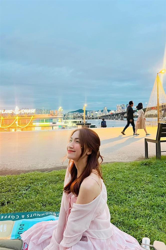 Trở về cuộc sống độc thân "vui vẻ", Hòa Minzy ngày càng xì tin, điệu đà và nữ tính. Mới đây, mẹ một con còn gây sốt khi "xả kho" loạt ảnh khoe sắc bên sông Hàn. Đáng chú ý nhất, cô nàng còn "tạo nét" cho thêm sexy.