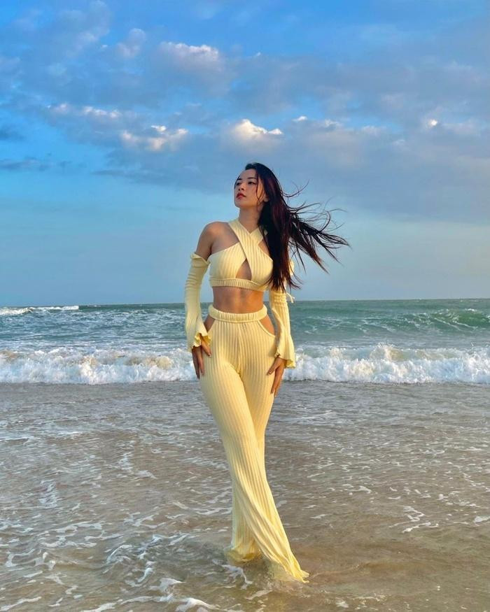 Đi biển Chi Pu vẫn ưu tiên outfit cut out khoe dáng. Cô diện áo croptop kết hợp với quần cùng tông màu, cắt xẻ ở phần hông khéo léo.