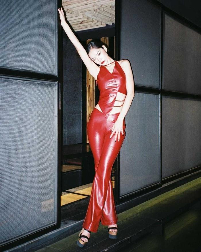 Chọn tông màu đỏ nổi bật, giọng ca "Cung Đàn Vỡ Đôi" gây ấn tượng với kiểu áo bất đối xứng và quần ôm bó sát thiết kế trên chất liệu da bóng. Cô mix cùng sandal đế thô để tôn vẻ đẹp hình thể nuột nà của mình.