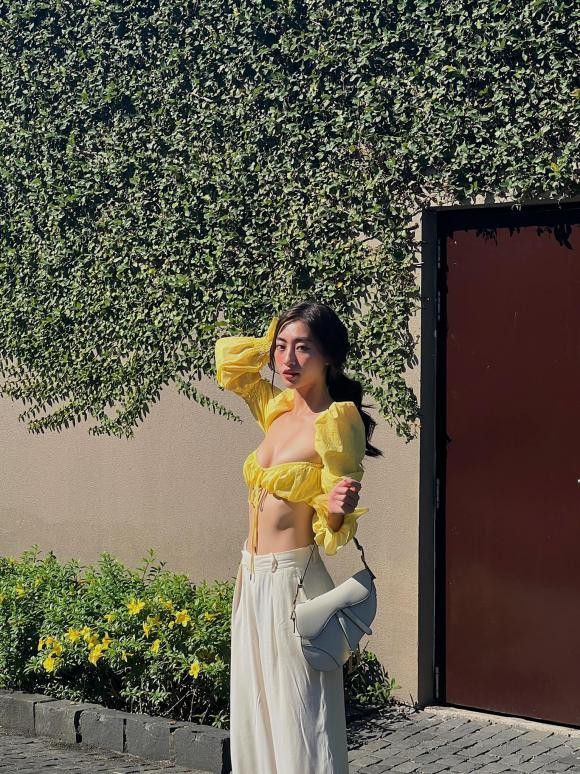 br/> Lương Thùy Linh là một trong những hoa hậu không chỉ xinh đẹp, sở hữu chiều cao vượt trội mà còn có thành tích học tập đáng nể. Sau khi đăng quang Hoa hậu thế giới Việt Nam, dù bận với lịch trình công việc song cô nàng tốt nghiệp loại xuất sắc ở trường Đại học Ngoại Thương. Thành tích đáng nể khiến chân dài sinh năm 2000 càng được mến mộ hơn.