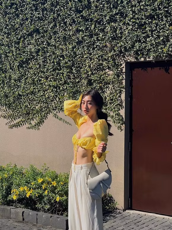 br/> Lương Thùy Linh là một trong những hoa hậu không chỉ xinh đẹp, sở hữu chiều cao vượt trội mà còn có thành tích học tập đáng nể. Sau khi đăng quang Hoa hậu thế giới Việt Nam, dù bận với lịch trình công việc song cô nàng tốt nghiệp loại xuất sắc ở trường Đại học Ngoại Thương. Thành tích đáng nể khiến chân dài sinh năm 2000 càng được mến mộ hơn.