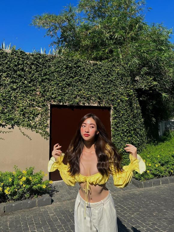 ương Thùy Linh còn cố tình tạo dáng để show vòng 1 trước ống kính. Ngay khi những hình ảnh này được lên sóng, bên cạnh những lời khen ngợi thì cũng có một vài ý kiến chỉ trích: "Hoa hậu Việt Nam giờ cứ phải mặc hở hết cả ngực ra mới đẹp sao?".