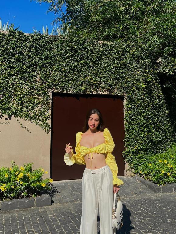 Tạm gác việc học sang một bên, mới đây Lương Thùy Linh đăng ảnh trong kỳ nghỉ của mình. Người đẹp gây sốt khi diện áo croptop tí hon phơi vòng 1 như muốn trào ra ngoài.