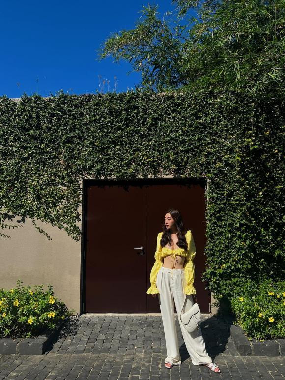 Tuy nhiên, việc o ép cặp tuyết lê quá đà khiến phần ngực bị biến dạng, hình ảnh của cô nàng trở nên kém đẹp. Kể từ khi đăng quang Hoa hậu, mỹ nhân gốc Cao Bằng cũng rất chăm chỉ khoe body táo bạo trong những bộ đồ kiệm vải.